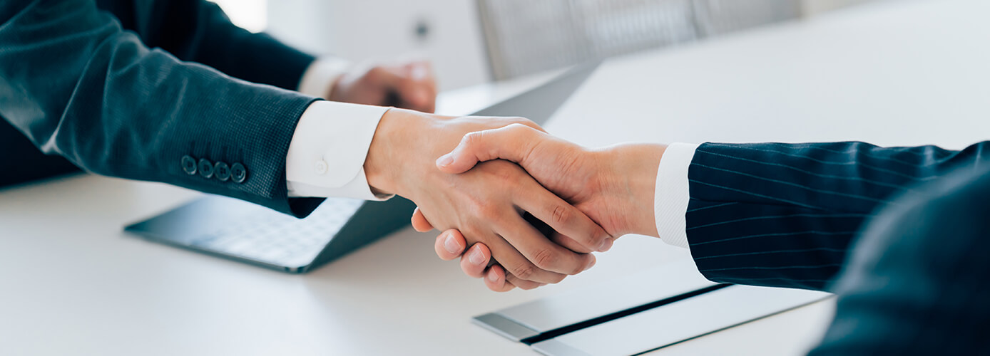 Dobroszi Insurance's Pledge of Commitment shaking hands